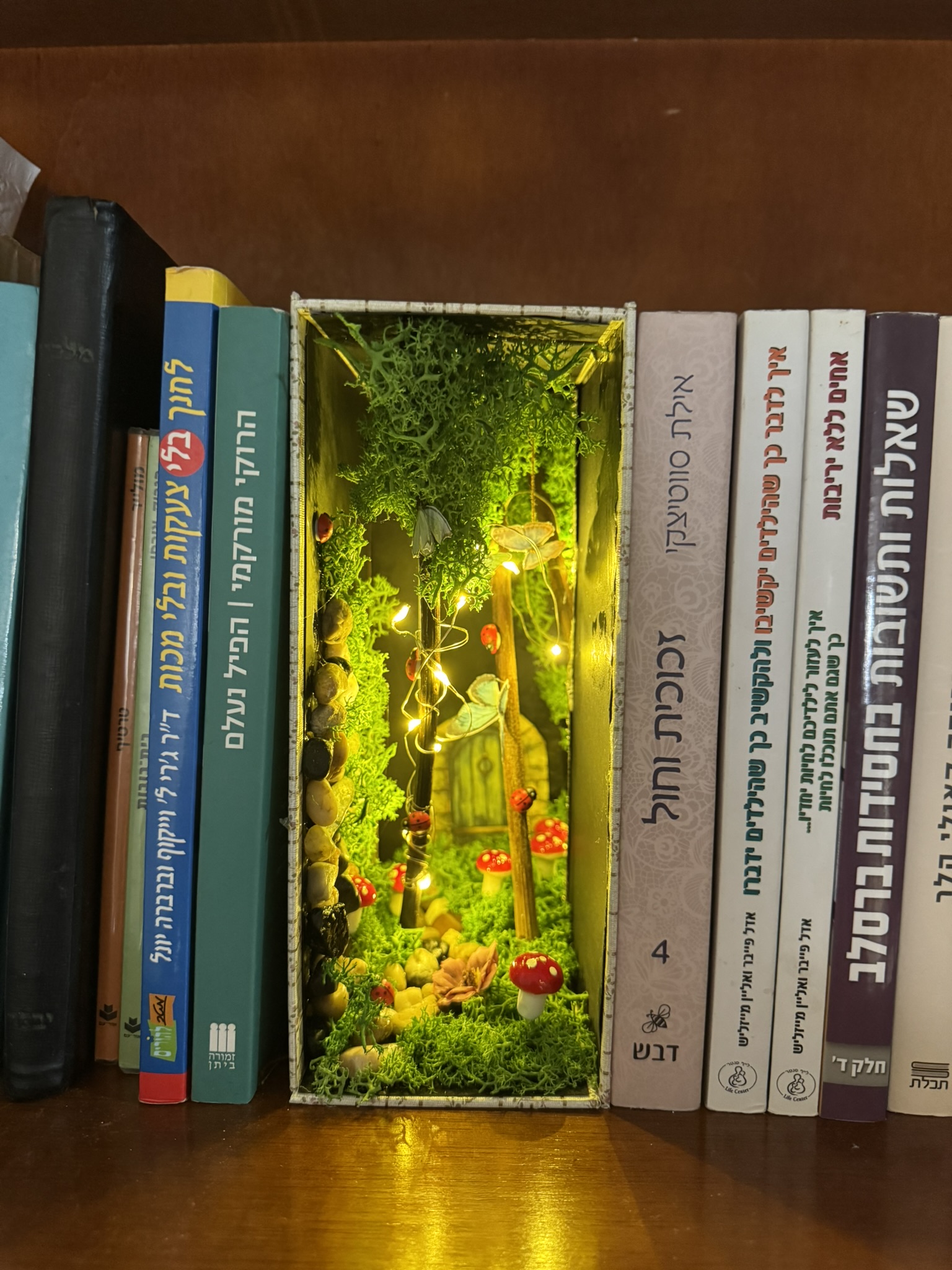 דיורמה יער קסום מיניאטורית בתוך קופסה — יצירת ילדים מסדנת ArtyParty